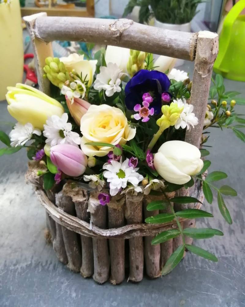 Корзинка из дерева с весенними цветами